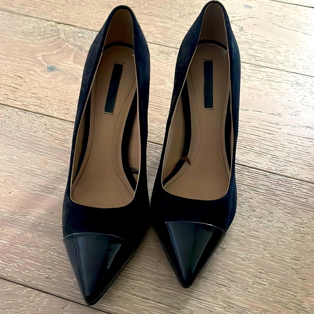 Black pumps